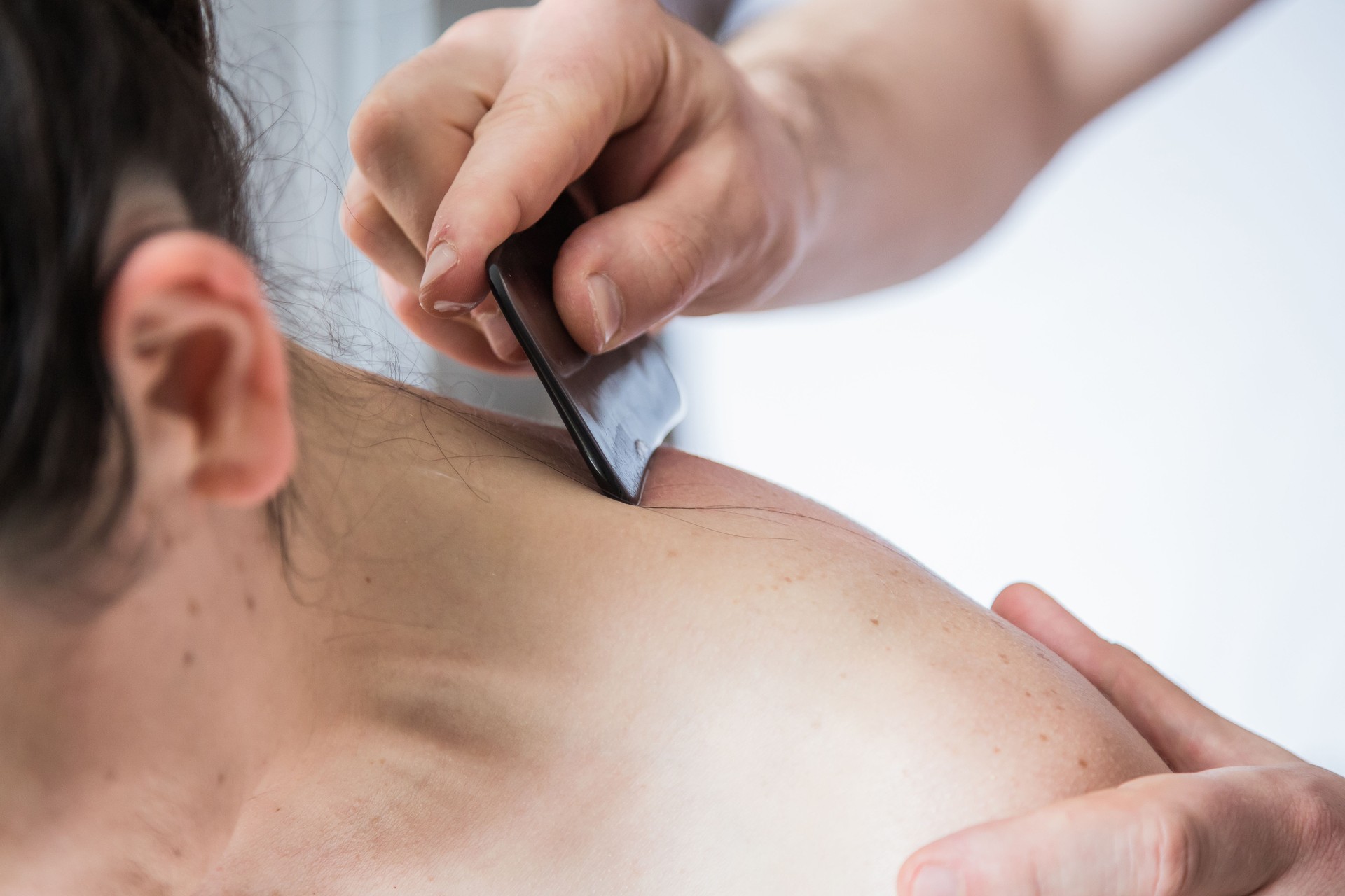 Séance de gua sha pour le traitement de douleurs à Rennes